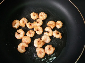 step4: 起油鍋下入蝦仁炒變色