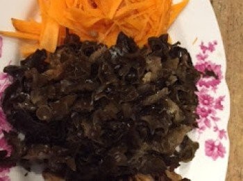 step1: 1)將冬菇及雲耳浸軟切絲, 甘筍,椰菜切絲