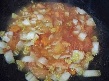 step3: 加入半碗水及<span class="group_2">調味</span>料，煮成番茄醬汁。