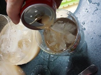 step9: 再加入糖水及冰粒,淋上適量淡奶即可