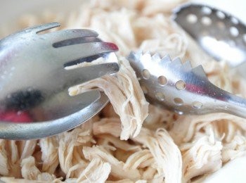 step3: 將放涼的<a href="https://bit.ly/3EZL8dD" target="_blank" data-keyword="雞胸" class="guide-link"><strong>雞胸</strong></a> <span style="display:inline-block;vertical-align:middle;margin-top:-3px;color:initial;border-radius:3px;padding:2px 3px;font-size:12px;line-height:14px;background:#87d300;color:#fff;">即買</span> 肉用夾子或雙手玻成細絲