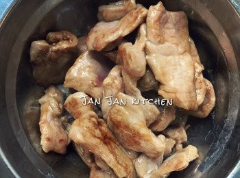 step2: 下少許油將豬肉炒至8成熟盛起。