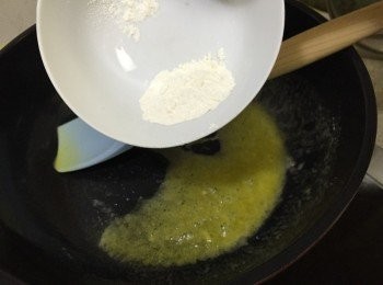 step3: 另一鑊中，中火加入牛油溶化後轉細火，加入麵粉