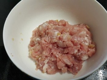 step1: 免治豬肉，將菜脯放入，加生粉，糖，麻油撈好醃 30 分鐘備用