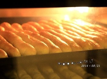 step7: 《烘王A+ HW-9988，預熱 上170度、下170度》

先將烤箱設定好

上火：         170度
下火：         170度
烤盤放置：      上層
烘焙時間：    25分鐘

※ 每台烤箱的狀況皆不相同，請依自家烤箱的狀況做調整設定。