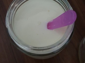 step3: 5.放入電飯煲中"保溫"４～５小時等待凝固(份量越多，保溫時間會越耐)

插上電溫度就會保持在40度左右，是菌種可以大量繁殖的溫度。電飯煲蓋不要完全關實，留點位置讓溫度不要過高。