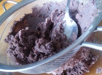 step3: 將以攪碎紅豆過篩(過篩作用是令紅豆蓉更滑身)
