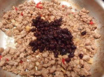 step4: 再加入醃製好的豬絞肉拌炒至焦香狀,這時將黑豆鼓及米酒和水一起下鍋做翻炒。