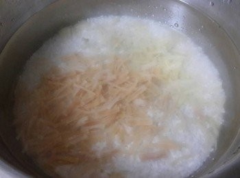 step1: * 準備工作 ~ 牛肉( 剁碎 , 再用一小匙醬油 , 胡椒粉醃著 ) ;  白米洗淨後和干貝絲 , 薑絲 , 一起加入內鍋中 , 再加半鍋清水 , 外鍋倒進二杯水 , 按下按鈕