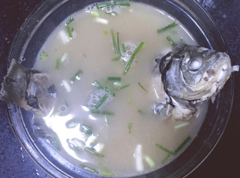step3: 把所有<span class="group_1">食材</span>放進砂鍋裡，加進適量水，中火煲，煲開後繼續煲十分鐘左右轉小火繼續煲一個半小時，最後下鹽调味，撒上蔥花即可。