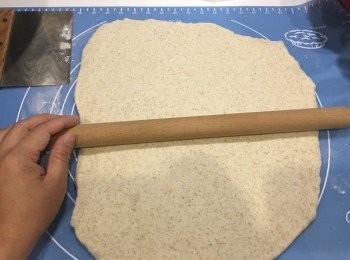 step2: 完成麵糰製作後在麵包機取出來用棒排氣