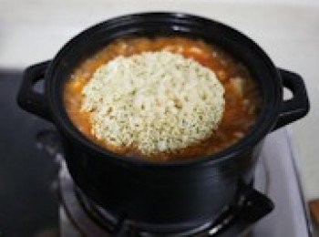 step8: 煮開後加入金菇，火腿腸，蟹棒，並放上辛拉麵，撒上少許芝士粒