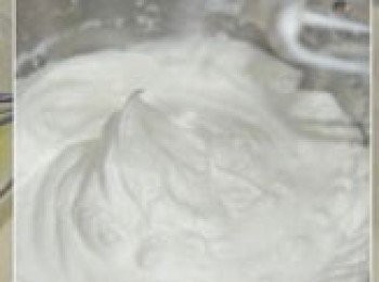 step3: 攪拌完成的蛋黃糊。蛋白分三次加入細砂糖打到小彎角。取1/3蛋白加入蛋黃糊中，用刮刀以不規則方向切拌均勻。