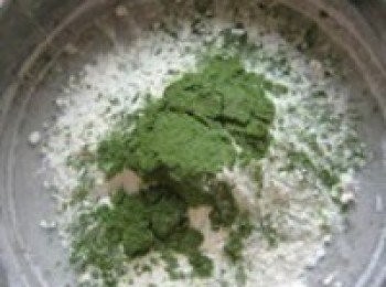 step1: 抹茶粉加低筋麵粉混合過篩子，可以另外加無鋁泡打粉3克一起混合，這樣更適合新手