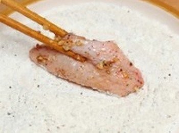 step4: 把<a href="https://bit.ly/3zHU5V3" target="_blank" data-keyword="雞翼" class="guide-link"><strong>雞翼</strong></a> <span style="display:inline-block;vertical-align:middle;margin-top:-3px;color:initial;border-radius:3px;padding:2px 3px;font-size:12px;line-height:14px;background:#87d300;color:#fff;">即買</span> 外沾上一層準備好的麵粉