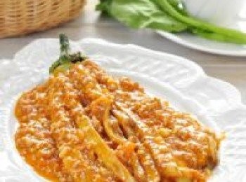 step7: 拍澱粉的茄子過油炸脆挺，趁熱澆上熬好的肉醬。