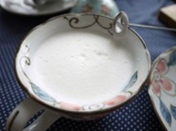 step4: 用電動打奶泡器打奶泡。打的時候要注意，奶泡器放入牛奶才開動，不然會濺得牛奶到處飛。而且奶泡器不要懸在牛奶表面，不然也是牛奶到處飛揚。牛奶從純液體到棉細奶泡的過程，聽牛奶的聲音會由脆變悶。