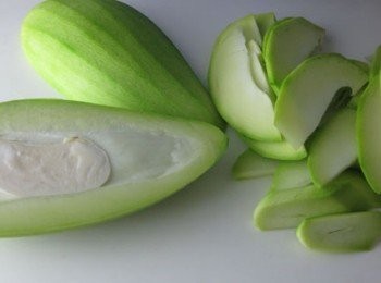 step1: 芒果洗淨刨去外皮後切成厚片(果核是軟的可用小湯匙挖去果核)。