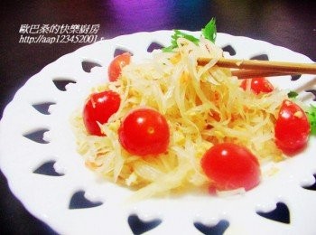 step7: 我用泰式甜辣醬取代辣椒ˊ這樣小朋友也可以吃ˊ 
喜歡ˊ敢吃辣的朋友可以再加入辣椒ˊ味道會更棒哦~
 道地做法還會加入烘烤乾的小河蟹碎ˊ 
但我們這邊較難取得ˊ所以省略ˊ
 除了花生粒ˊ我覺得任何喜歡堅果也都能變化運用ˊ
 下次或許來點高級版ˊ加個松子碎應該更讚呢~~