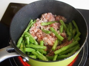 step4: 最後加入醃過的絞肉拌炒，並加入半匙醬油以及數滴美極鮮味露觸鍋增香，炒到所有<span class="group_1">食材</span>乾香乾香的就可以灑上白胡椒拌一拌起鍋了~