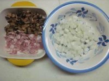 step1: 將白蘿蔔、香菇、培根切丁,白米洗淨備用