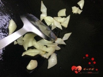 step3: 鍋底油炒香洋蔥