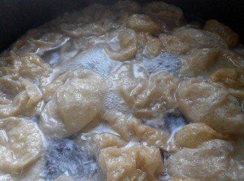step1: 1.把麵筋用滾水煮至淋身, 拿起隔走水分

**麵筋可用凍水沖多一次, 以減少油份