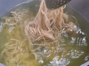 step2: 步驟2：
取湯鍋加適量的水煮沸，放入生細麵煮至麵條浮起，視個人口感調整麵條軟硬度，撈出麵條後過冷水備用，並利用煮麵水汆燙豆苗備用。