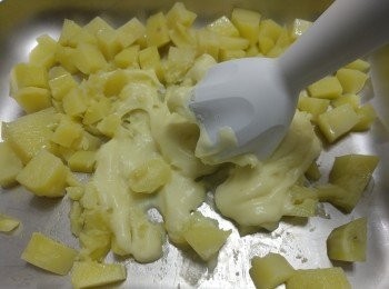 step2: 取出趁熱用hand blender搗爛

(如沒hand blender可用叉或壓薯蓉器將薯肉搗爛再過篩， 但就做不到如blender出品的黏黏口感。 )