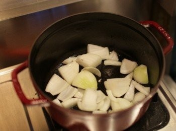 step3: 將剩下的2顆洋蔥切塊炒香，，並加入一點大蒜瓣