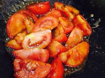 step4: 同一隻鑊放入蕃茄和糖略炒，加入上湯、茄汁和喼汁，中至小火煮至蕃茄熟透而醬汁濃稠，放入牛肉及葱段兜匀即可。