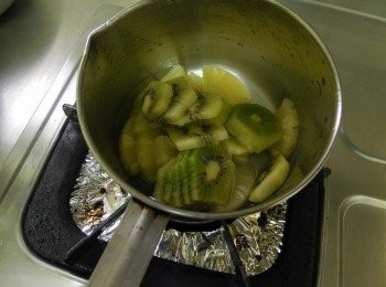 step2: 將切好的奇異果跟鳳梨一起用鳳梨罐水煮開後立即熄火。