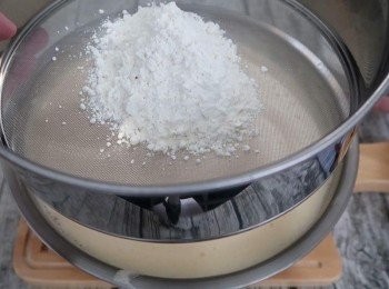 step3: 過篩低筋麵粉拌入打發雞蛋中，因為麵粉較多，可以分兩次作業。