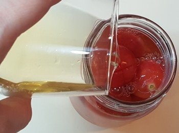 step6: 將小蕃茄放入玻璃瓶中，再將<span class="group_2">醃汁</span>加滿玻璃瓶。