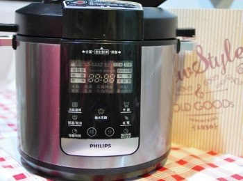 step8: 在料理的過程中，少不了蒸、煮、燉、滷、烤等料理，但卻要常常使用不同的廚房用具完成，有了多功能的飛利浦智慧萬用鍋，只要備妥<span class="group_1">食材</span>，手指輕輕一按，就能完成一道美味料理，輕鬆又省時，又能保持原汁原味，營養不流失喔!