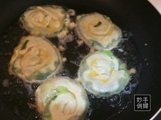 step7: 把兩顆蛋打散,讓壓成平面的蔥油餅沾著蛋液下鍋煎
