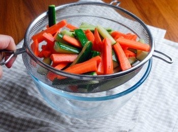 step2: 用篩隔出排出的水份，再用廚紙吸乾水份