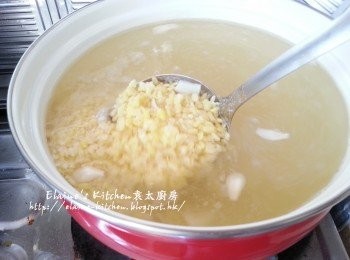 step5: 煲內放入適量水 , 加入冰糖 , 百合 , 綠豆拌勻