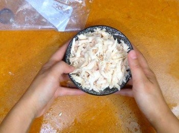 step2: 預熱慢煮棒，之後用61度 煮1小時，煮好後待涼，之後撕成雞絲備用
＊如果沒有慢煮棒，可隔水蒸10分鐘