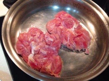 step1: 先處理雞腿排，最好是選去骨的，如果沒去骨也沒差，到時候再切掉骨頭就好。熱鍋後皮朝下放入雞腿排，先把皮煎香煎脆後再翻面。