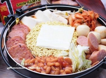 step9: 最後放上辛辣麵，再放一片芝士麵上。