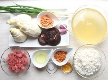 step1: 準備所有材料。將白米洗好後浸泡30分鐘備用,竹筍切成丁,乾香菇及蝦米浸泡10分鐘瀝乾水份備用(香菇水及蝦米水可當高湯用),乾香菇及豬肉切成丁,紅蔥頭及青蔥都切末。