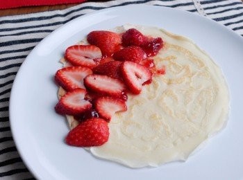 step4: 放上水果， 果醬，然後包好即成～