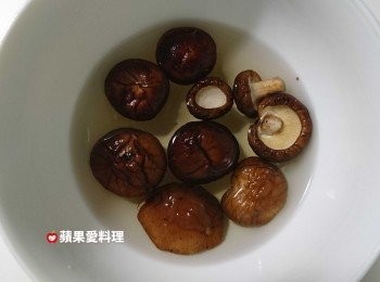 step1: 乾香菇泡水備用（香菇水不要倒掉）。