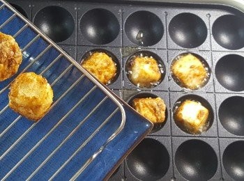 step6: 將豆腐炸一分半鐘，盛起。