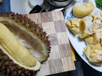 step7: 然後處理餡部份:榴槤先取出肉