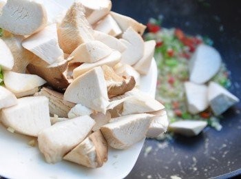 step4: 放入杏鮑菇塊入鍋