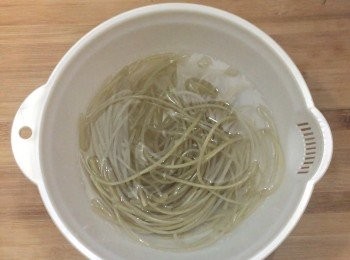 step1: 紅薯粉先用水浸1小時
（想快一點可用熱水浸半小時）