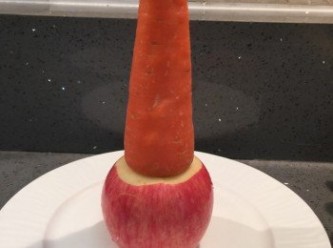 step1: 蘋果上下削平，胡蘿蔔洗乾淨底部削平，用五根牙籤固定在蘋果上。