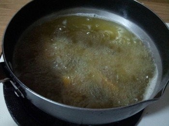 step5: 炸鍋中加入適量油